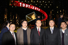 國家質(zhì)檢總局副局長支樹平（右三）在中央電視臺演播大廳2010年“3.15晚會”直播現(xiàn)場與中國質(zhì)量檢驗協(xié)會會員工作部主任楊曉東（右二）、防偽中心主任王成村（右一）、會員工作部副主任劉輝（左二）、會員工作部副主任王劍（左一）等協(xié)會工作人員代表合影留念