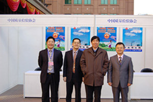 支樹平副局長在咨詢現(xiàn)場接受企業(yè)代表的質(zhì)量誠信宣言。