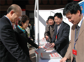 北京市人民政府副市長茍仲文(右二)在咨詢活動現(xiàn)場關(guān)注中國質(zhì)量檢驗協(xié)會制作的張貼畫,并稱贊中國質(zhì)量檢驗協(xié)會提倡的“365天,天天3.15;360行,質(zhì)檢幫你忙”的宣傳口號。