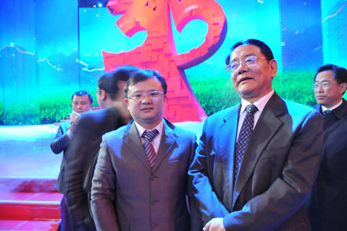國(guó)家質(zhì)檢總局副局長(zhǎng)劉平均在中央電視臺(tái)演播大廳 2012年3.15晚會(huì)直播現(xiàn)場(chǎng)與中國(guó)質(zhì)量檢驗(yàn)協(xié)會(huì)企業(yè)工作部副主任王劍合影留念。