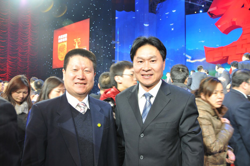 中國(guó)質(zhì)量檢驗(yàn)協(xié)會(huì)企業(yè)工作部主任楊曉東與中國(guó)消費(fèi)者協(xié)會(huì)副會(huì)長(zhǎng)兼秘書長(zhǎng)楊紅燦在中央電視臺(tái)演播大廳2012年