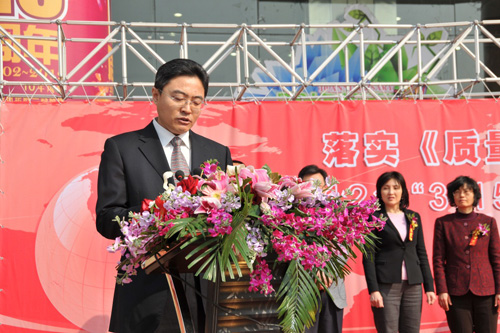 國(guó)家質(zhì)檢總局辦公廳副主任、中國(guó)質(zhì)量檢驗(yàn)協(xié)會(huì)副理事長(zhǎng)劉洪生在活動(dòng)現(xiàn)場(chǎng)發(fā)布2012年皮鞋、衛(wèi)生巾兩類消費(fèi)品產(chǎn)品質(zhì)量國(guó)家監(jiān)督抽查結(jié)果和2011年汽車產(chǎn)品缺陷信息投訴基本情況。